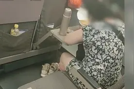 女子高铁上脱掉鞋袜吃泡面熏走邻座男子 邻座：天气闷热味道很重视频封面