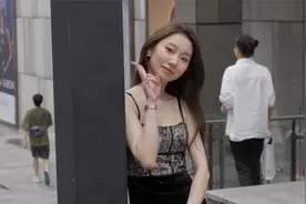 探访重庆市的街道，盛夏风景如画，街上的美女们绽放着独特的魅力视频封面