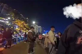 洪崖洞景区回应打卡处拍照被人阻止：系无良商家 我们将制止视频封面