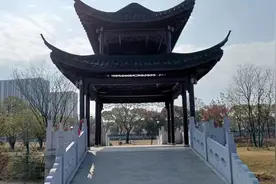 江苏一公园凉亭遭雷击坍塌6人遇难，当地镇政府回应坍塌凉亭位置