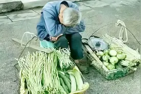 年轻人宁愿去超市买高价菜，为何也不买路边老人菜？看完明白了视频封面