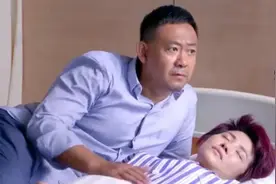 大叔给生病前妻揉肚子，揉着揉着还爬上床了，小姨子看笑了视频封面