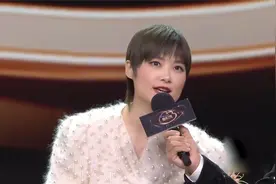 来看台上的冰冰姐，却被台下的杨紫给惊艳，瘦下来的小猴紫真美！视频封面