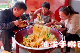 回家第一天，做一碗油泼手擀面解解馋，想念这个味道！