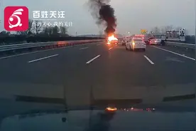 成都机场高速路上三车相撞 一车起火两车变形视频封面