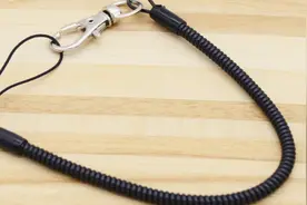 为什么欧洲人总喜欢把手机挂脖子上