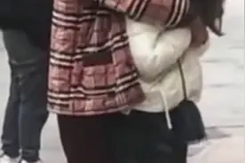 大叔街头搂抱少女，还大喊“你真的不了解我”视频封面