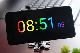 不管什么手机，教你锁屏时桌面设置一个彩虹时钟，还能当滚动字幕