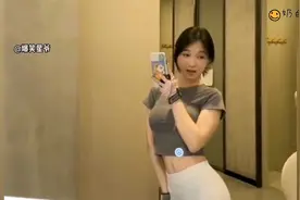 那些挺突然的尴尬瞬间，小姐姐海边兴奋玩水，一个浪来瞬间社死视频封面