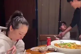 萌娃给舅舅找女朋友，对着妈妈闺蜜喊舅妈，网友这孩子真懂事~