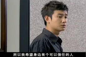 美女开车横冲直撞，下秒摘下头盔给总裁道歉，总裁却看呆视频封面