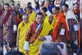 17岁不丹王子对7岁藏族女孩求婚，13年后兑现承诺结婚，婚后甜蜜视频封面