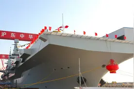 四川舰15个月完工，或能带24架歼35战机，战力不逊于山东舰辽宁舰视频封面