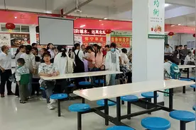 同学们，到食堂领饭卡。视频封面