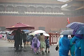 北京全市平均已达大雨！今晨最大雨强竟然在故宫视频封面