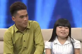 不到1米袖珍美女，让高大帅气男生一见钟情，身高差牵手像父女