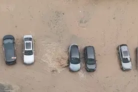 长沙一水管爆裂污水蔓延成河 市政维修中心：系自来水 已处理视频封面