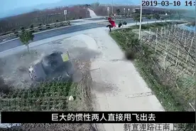 男子开车犯困，导致妻子和儿子被甩飞十几米，挂在铁架上气绝身亡视频封面