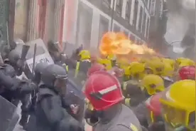 西班牙消防员罢工抗议遭警棍殴打 下一秒，消防员向警方回喷火焰视频封面