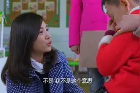 闺女幼儿园被欺负，妈妈只顾赔礼道歉，爸爸到场后太霸气了视频封面