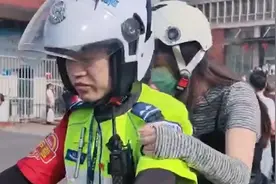 今年高考第一个走错考点的监考老师出现了 交警5分钟送到正确考点视频封面