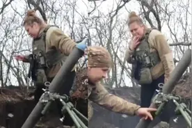 谁说女子不如男？乌军女兵右手夹烟左手推弹，完事还不忘来一口视频封面