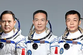 费俊龙获颁二级航天功勋奖章，邓清明、张陆荣获英雄航天员称号视频封面