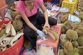 美丽的泰国女孩卖甜榴莲视频封面