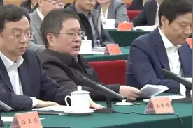 这位坐姿松弛的民营企业家，到底有多牛？视频封面