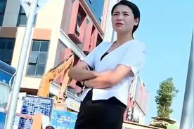 漂亮妻子生下三个女孩被丈夫婆婆赶出家门，妻子愤怒做法让人解气视频封面