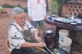 70岁赵本山农村宴客亲自下厨，众人围观打下手，家中内景曝光视频封面