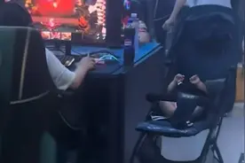 女子去网吧带娃一边抽烟一边打游戏 目击者:不止一次两次这么干了视频封面