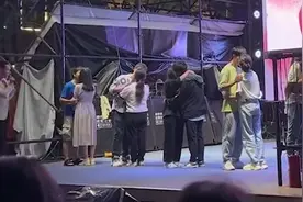 结婚十多年的夫妻接吻近30分钟 夺下七夕节接吻大赛冠军