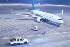 厦门航空：一飞机在机坪停场过夜被地面车辆意外刮蹭，无人员受伤视频封面