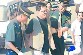 2006年，临刑前的袁宝璟，他面容斯文，刚走下法庭与妻子告别视频封面