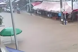 四川达州强降水致多家商铺被淹，镇政府：已安排商户撤离