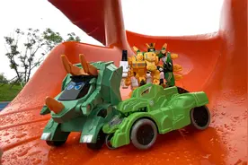 滑梯上发现变形恐龙玩具 捡到心奇爆龙战车X2超帅剑龙机器人视频封面