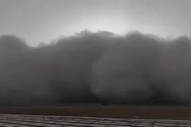 新疆南疆多地遭强沙尘 数百米高"沙墙"遮天蔽日天空成土黄深红色视频封面