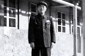 1960年，邓华转业四川管农机，一气之下把军装染成黑色表达抗议视频封面
