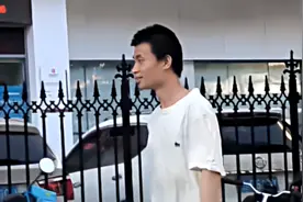 韦东奕回老家济南了，网友街头偶遇：韦神着急回家吃粽子吗？视频封面