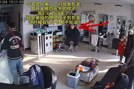 妈妈带女儿去理发店剃光头，得知是因白血病，老板和顾客都哭了视频封面