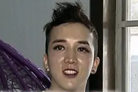 男子偷偷化妆穿女人衣服，父亲直接踹开门就是一顿胖揍