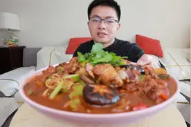 用小鸡腿做个鸡公煲，肉质细嫩入味汤汁香辣浓稠，妥妥的下饭菜