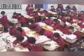 教室监控拍下一幕：女教师上课时突发状况，学生们的行为令人意外视频封面