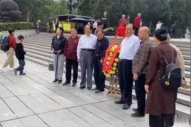 毛主席特型演员不仅长得非常像，连身材都一模一样仿佛毛主席活了