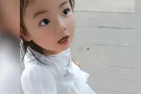 开心小萌娃~妈妈你给我画的妆好看吗？