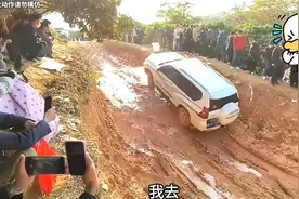 丰田霸道和坦克300烂泥巴路爬坡对比，谁的实力更强？