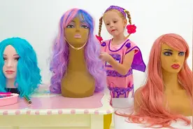 小女孩变身小小化妆师，为芭比娃娃设计出漂亮的新造型~视频封面