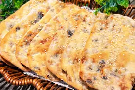 街边卖爆的梅干菜烧饼，自己在家做薄皮大馅咸香酥脆，越嚼越香