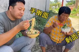河南农村吃午饭，家常面条离不开，做法多样味道棒，大娘每天必备